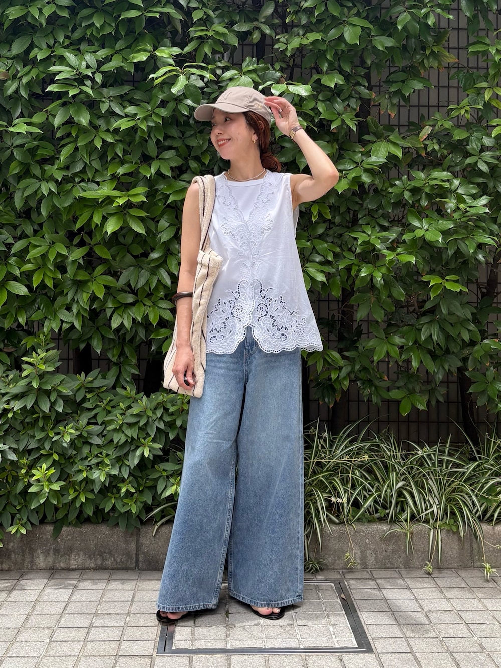 ホワイト系のシャツ/ブラウス、ブルー系のデニムパンツ、ホワイト系のトートバッグを着用したレディースの夏コーディネートの1枚目の写真