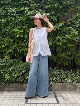 「URBAN RESEARCH DOORS（アーバンリサーチドアーズ）の『別注』New Era×DOORS　920CS（キャップ、ベージュ系）」を使った、岡本さん（レディース・167cm）の夏コーディネート