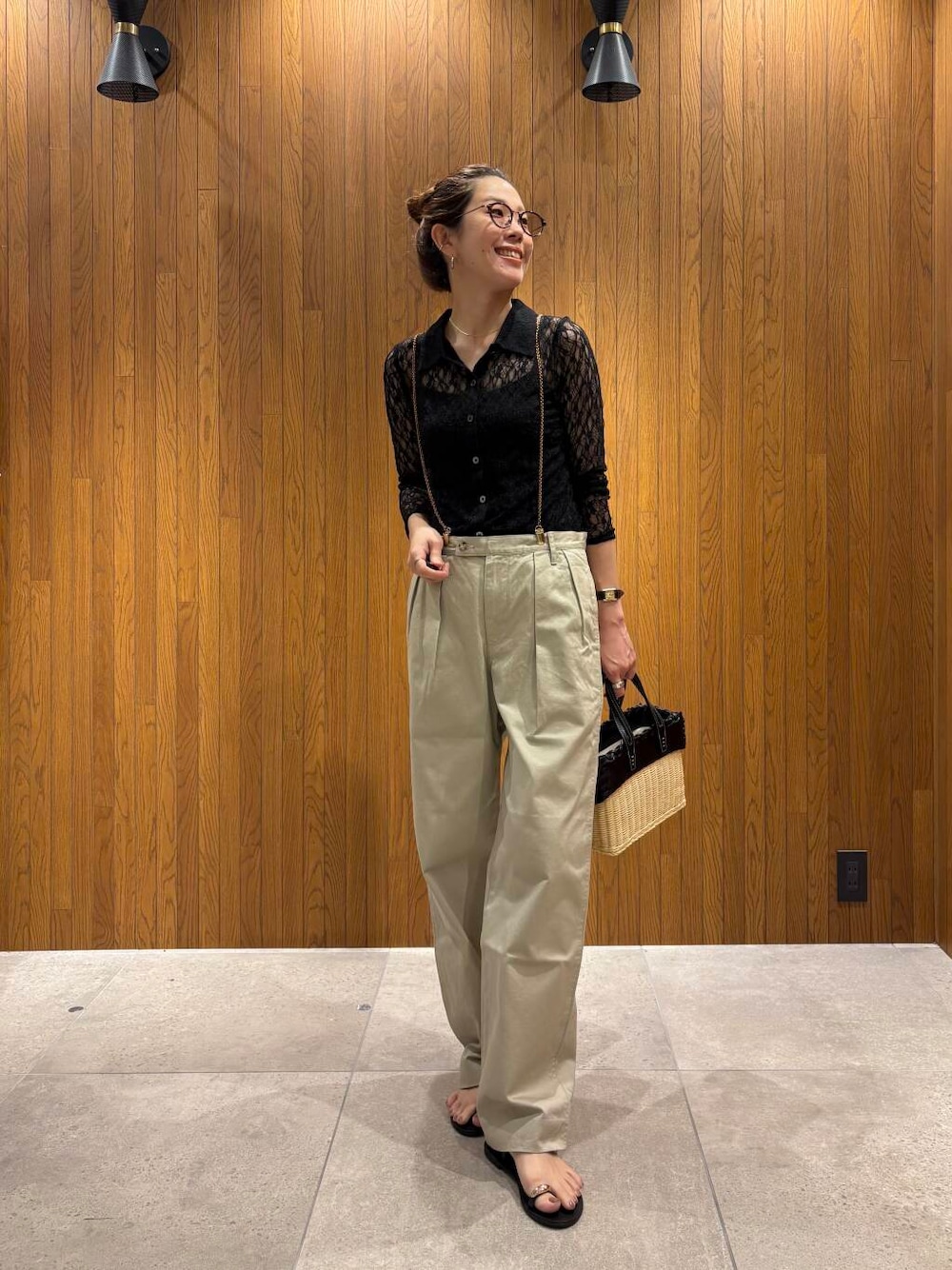 ブラック系のサンダル、ブラック系のシャツ/ブラウス、ゴールド系のネックレスを着用したレディースの夏コーディネートの1枚目の写真