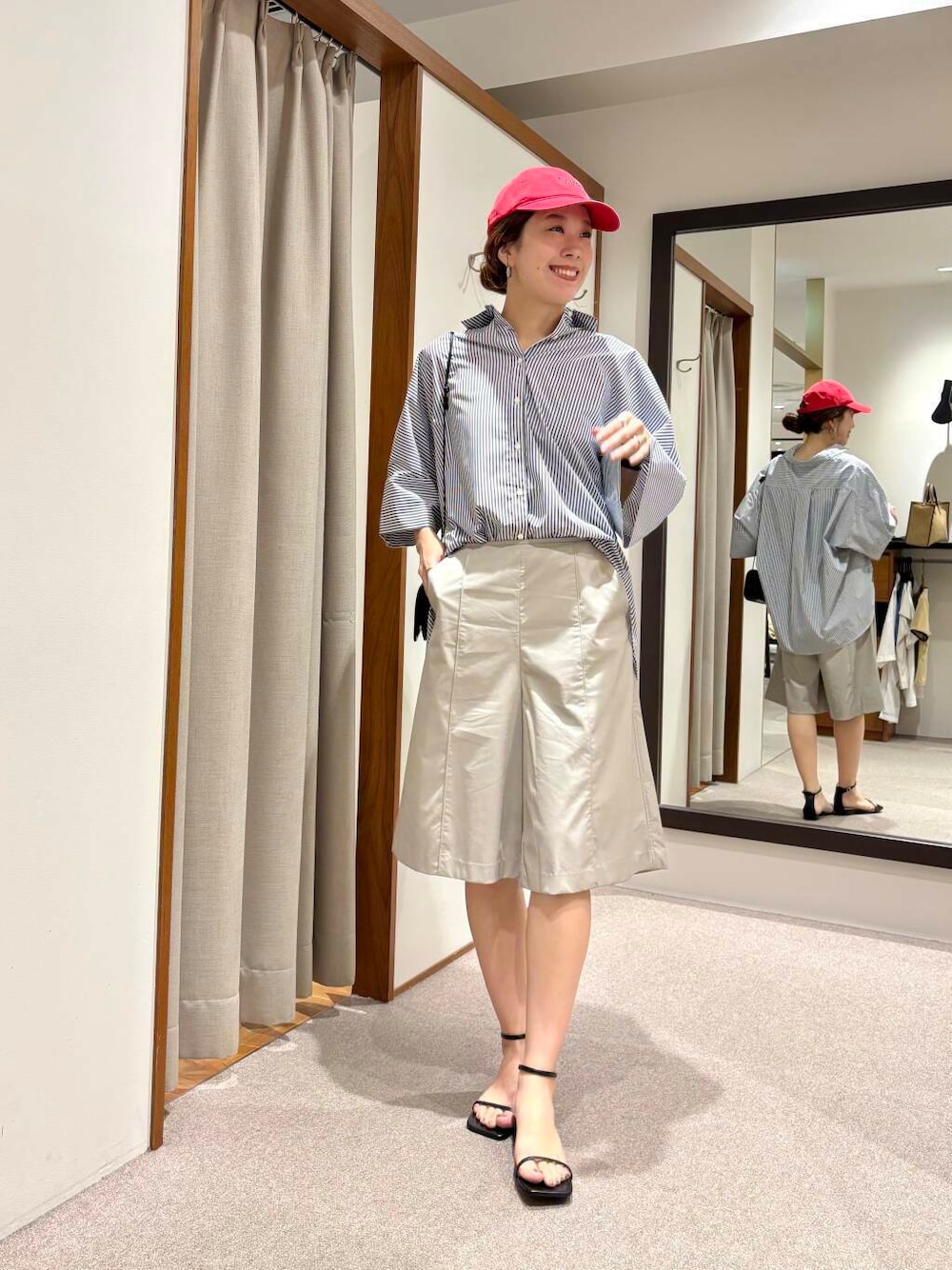 グレー系のその他パンツ、ブラック系のショルダーバッグ、ブラウン系のサンダルを着用したレディースの夏コーディネートの1枚目の写真