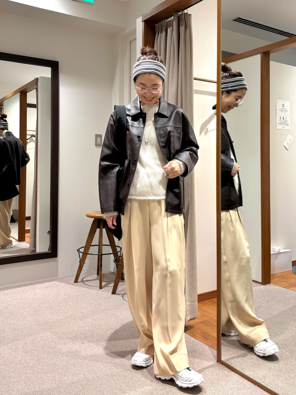 ホワイト系のニット/セーター、ベージュ系のその他パンツ、ホワイト系のスニーカーを着用したレディースの冬コーディネートの1枚目の写真