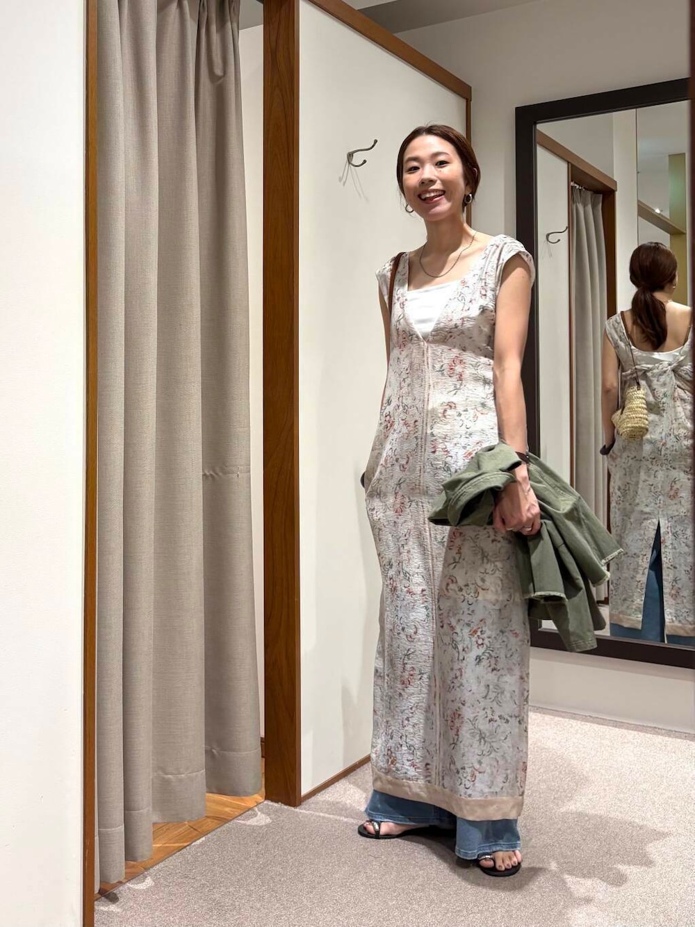 ホワイト系のキャミソール、その他のワンピース、ブルー系のデニムパンツを着用したレディースの夏コーディネートの1枚目の写真