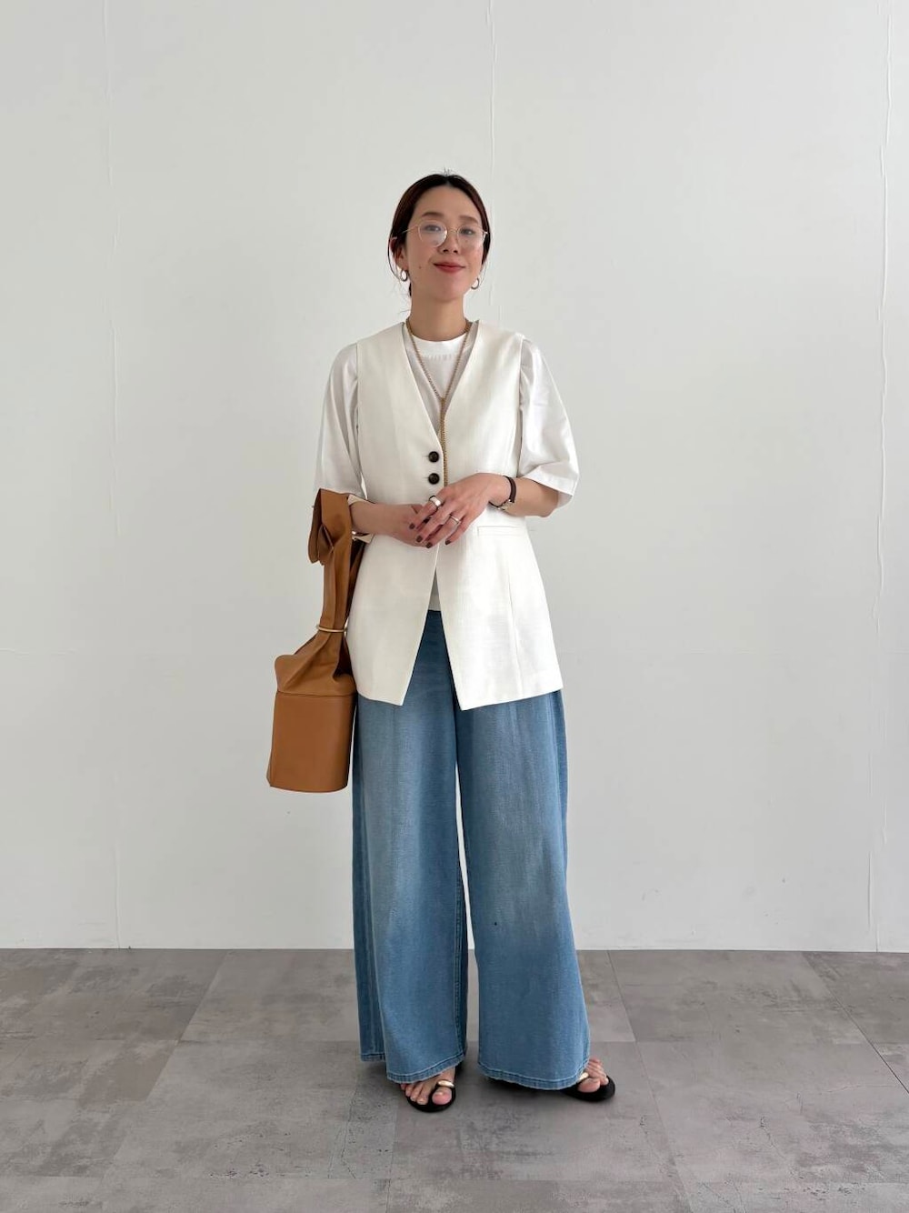 「デニム、メガネ、Tシャツ、ベスト、イージーパンツ、サンダル、newarrival、休日スタイル、30代、ジレ、高身長、ナチュラル×イエベ秋、アーバリサーチ、初夏パンツ」｜「URBAN RESEARCHの綿麻デニムイージーパンツ（デニムパンツ、ブルー系）」を使った、 ai167さん（レディース・167cm）の春コーディネートの1枚目の写真