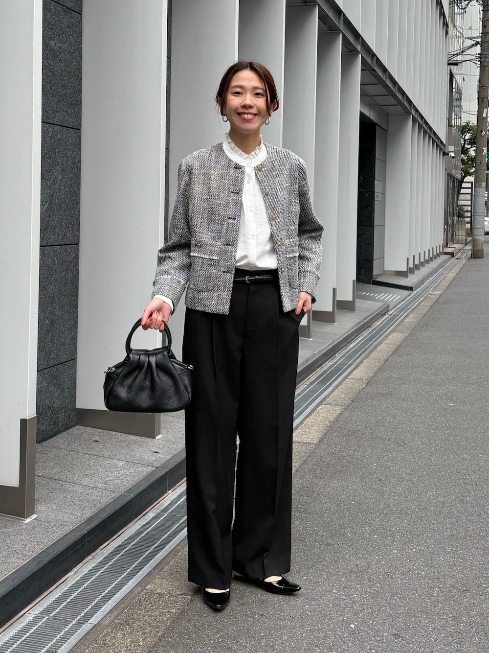 ブラック系のノーカラージャケット、ホワイト系のシャツ/ブラウス、ブラック系のその他パンツを着用したレディースの冬コーディネートの1枚目の写真