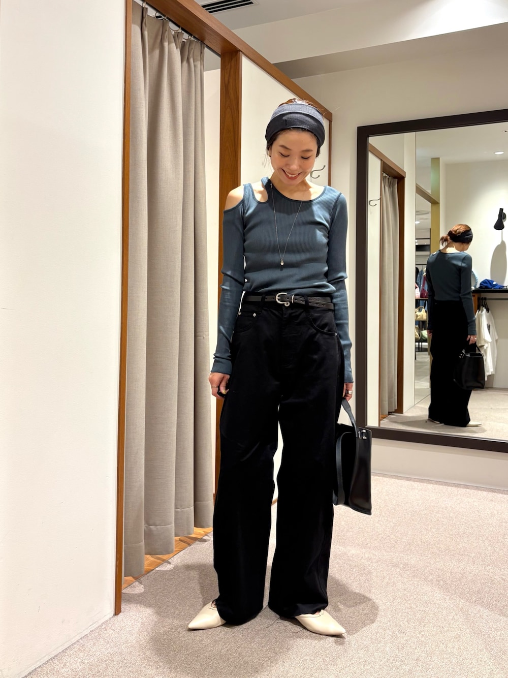 ブラック系のその他パンツ、ブラック系のトートバッグ、ブルー系のTシャツ/カットソーを着用したレディースの秋コーディネートの1枚目の写真