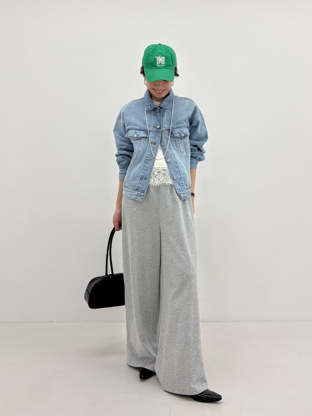 グレー系のその他パンツ、ホワイト系のキャミソール、ブルー系のデニムジャケットを着用したレディースの冬コーディネートの1枚目の写真