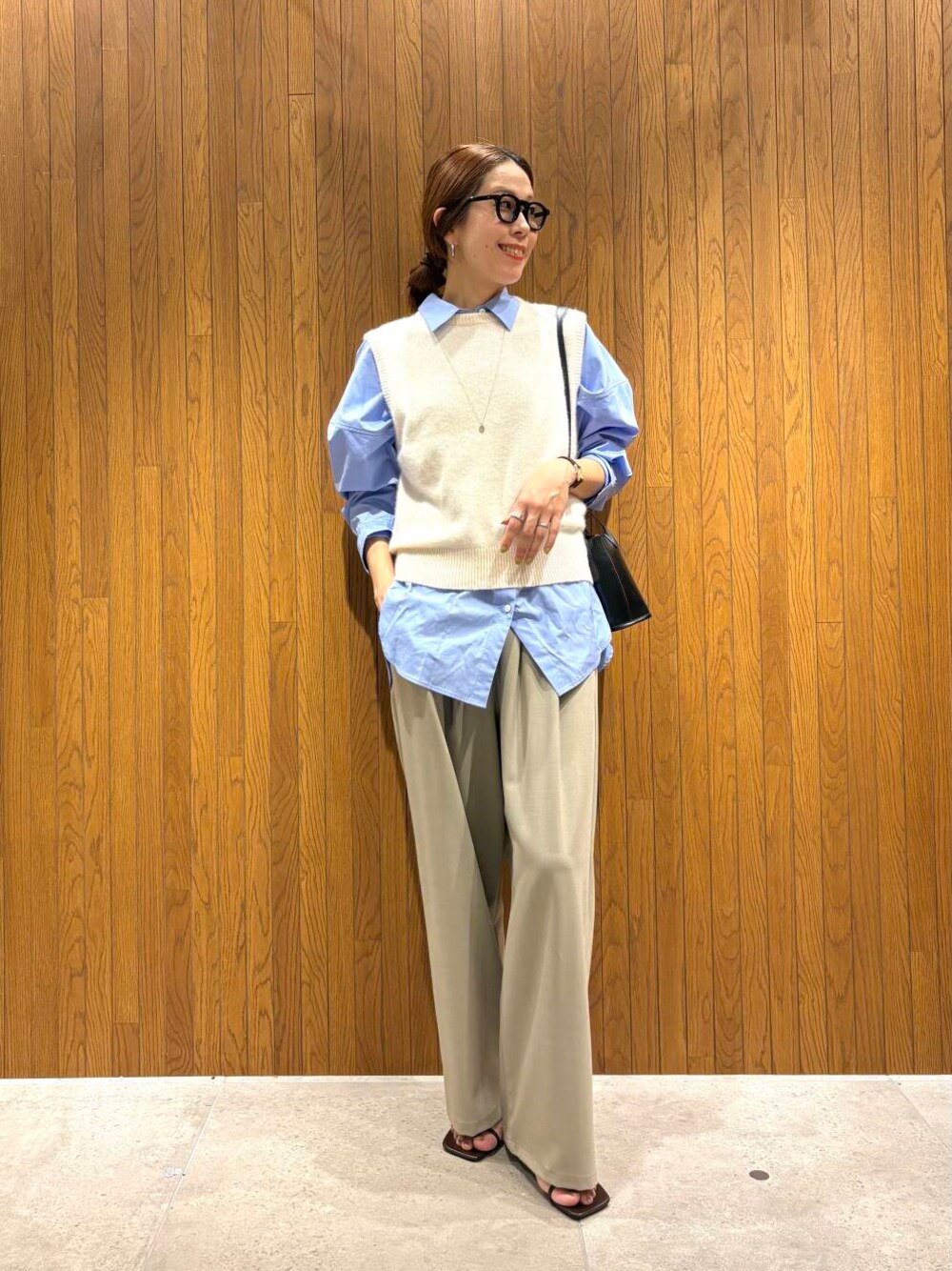 ベージュ系のその他パンツ、ブルー系のシャツ/ブラウス、ブラック系のショルダーバッグを着用したレディースの夏コーディネートの1枚目の写真