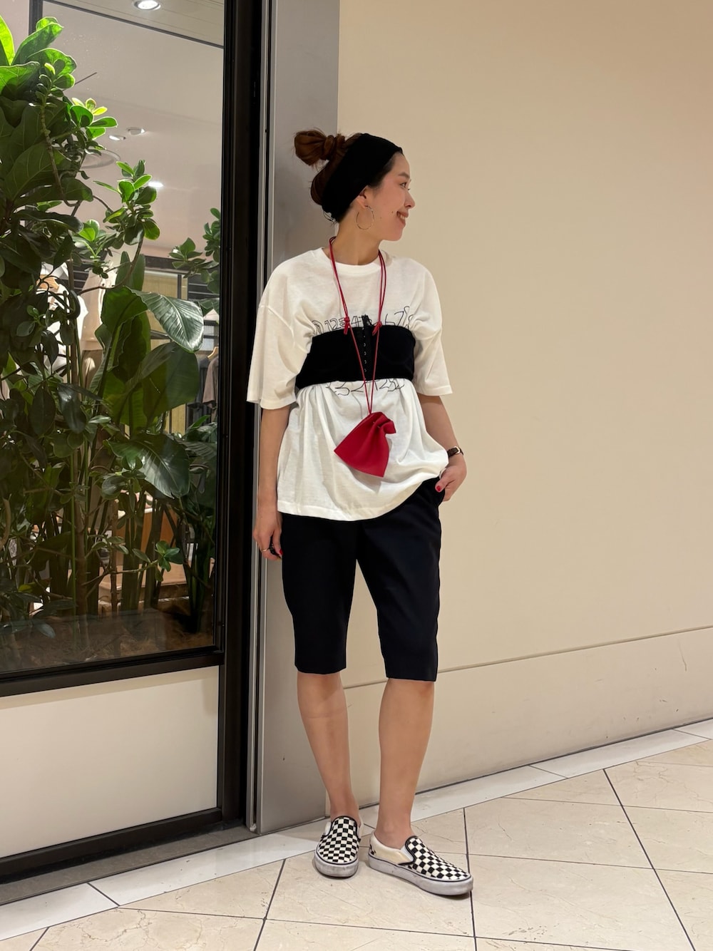 ブルー系のその他トップス、ブルー系のその他パンツ、ホワイト系のTシャツ/カットソーを着用したレディースの夏コーディネートの1枚目の写真