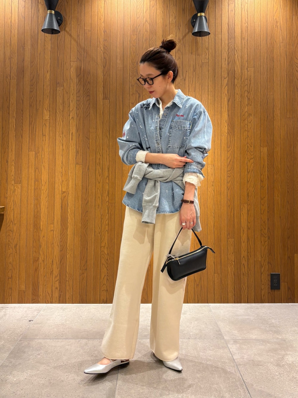 ブルー系のシャツ/ブラウス、ホワイト系のシャツ/ブラウス、ホワイト系のその他パンツを着用したレディースの冬コーディネートの1枚目の写真