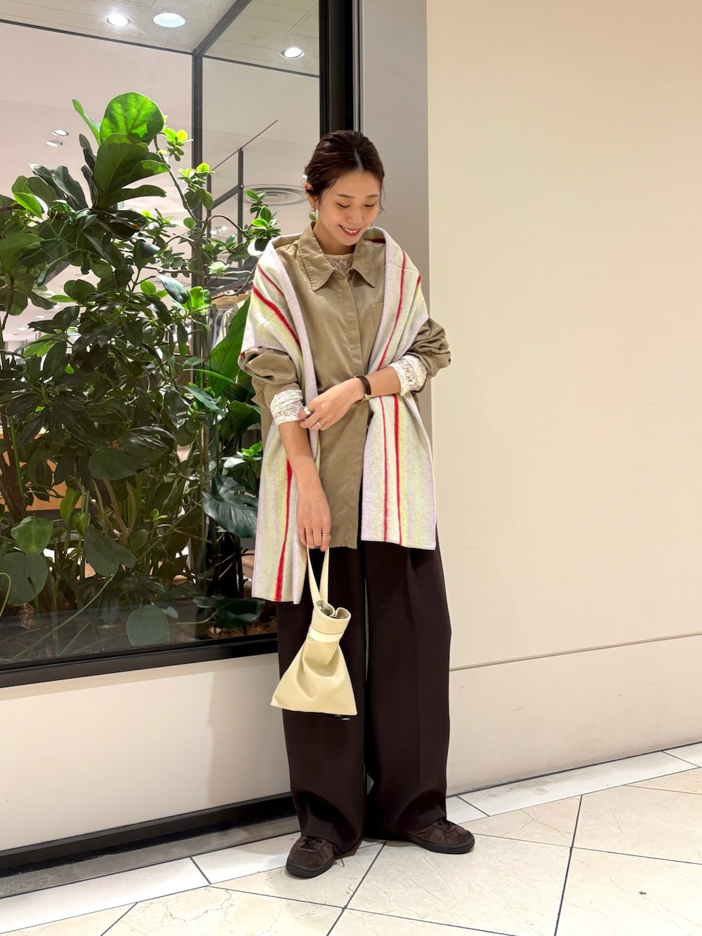 ベージュ系のシャツ/ブラウス、ホワイト系のハンドバッグ、ブラウン系のその他パンツを着用したレディースの秋コーディネートの1枚目の写真
