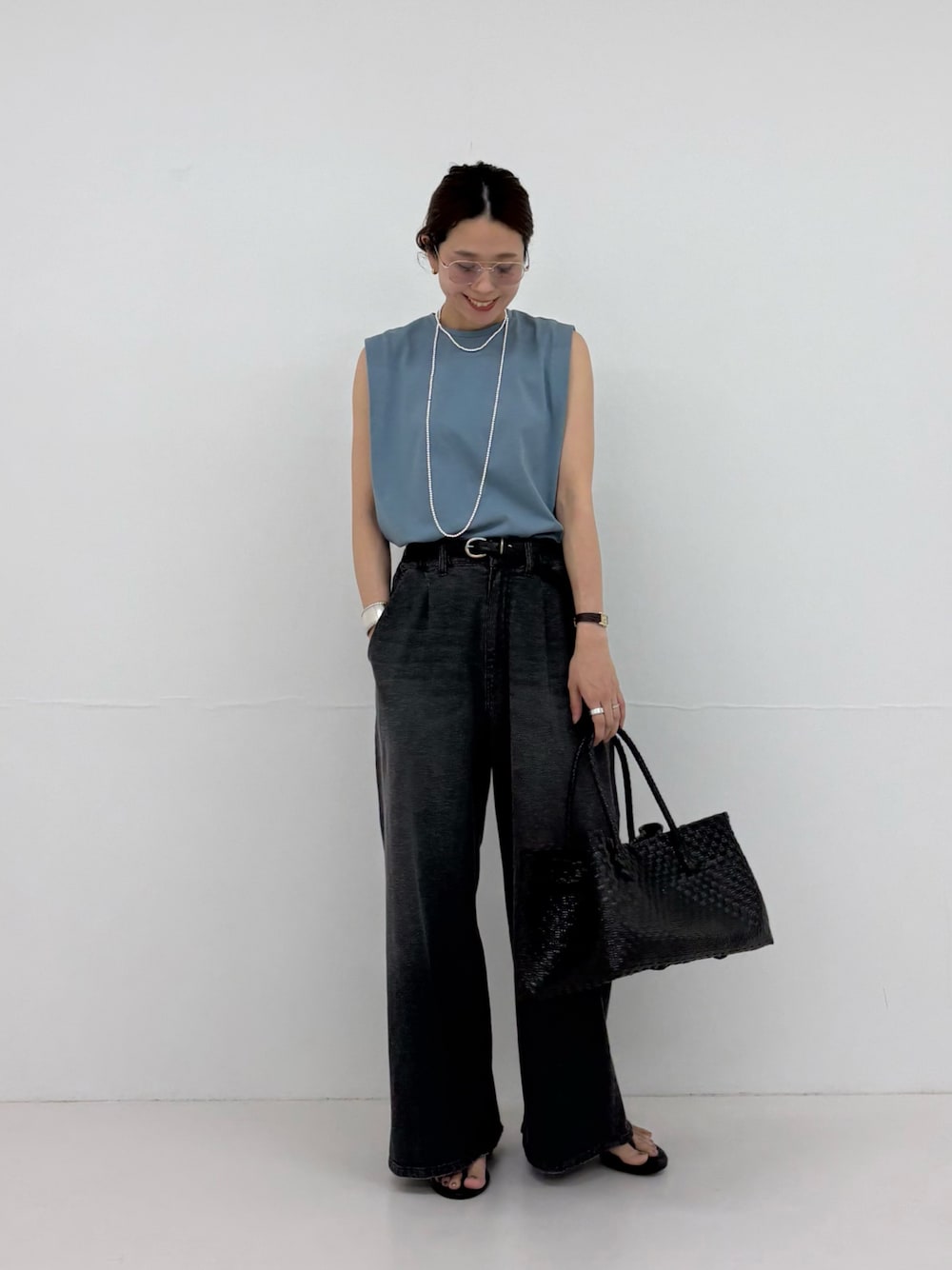 ブルー系のTシャツ/カットソー、ブラック系のトートバッグ、ブラック系のサンダルを着用したレディースの夏コーディネートの1枚目の写真