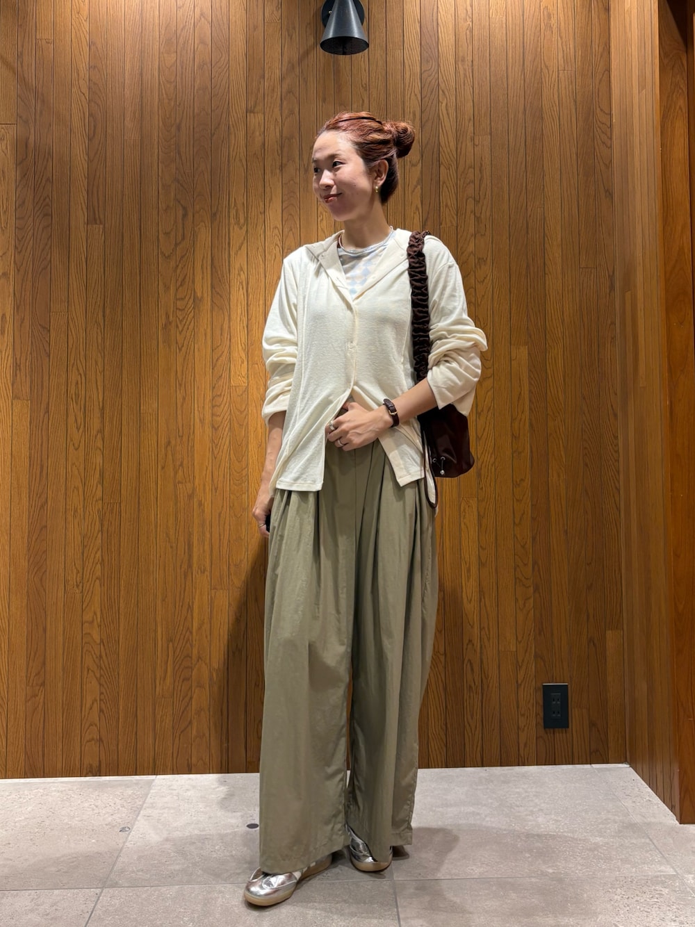 ホワイト系のカーディガン/ボレロ、ベージュ系のその他パンツ、ブラウン系のショルダーバッグを着用したレディースの夏コーディネートの1枚目の写真
