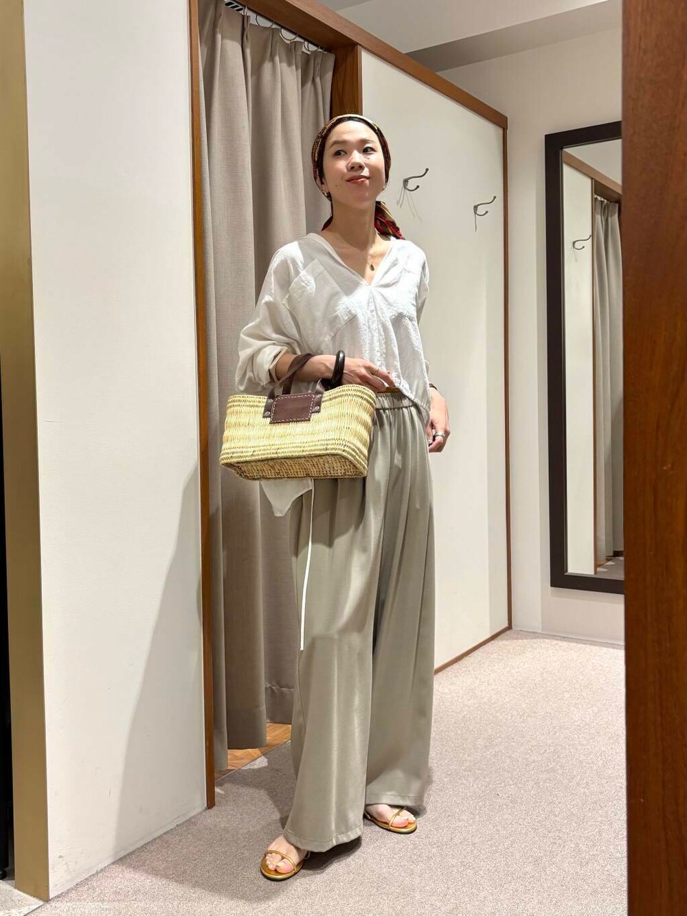 ラミーレーヨンギャザーヘムシャツを使った人気ファッション