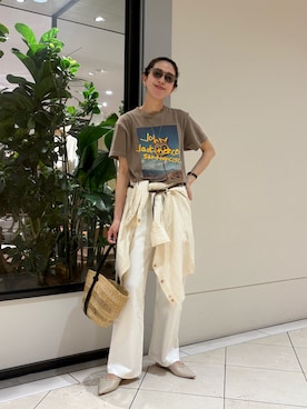 「URBAN RESEARCH（アーバンリサーチ）の『別注』J.J.Mercer×URBAN RESEARCH　PHOTO PRINT T-SHIRTS（Tシャツ/カットソー、ブラウン系）」を使った、岡本さん（レディース・167cm）の夏コーディネート