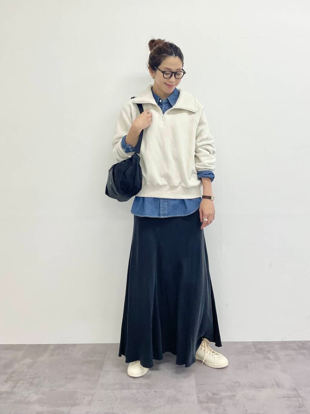 ブルー系のTシャツ/カットソー、ブラック系のダウンジャケット/コート、ホワイト系のTシャツ/カットソーを着用したレディースの冬コーディネートの1枚目の写真