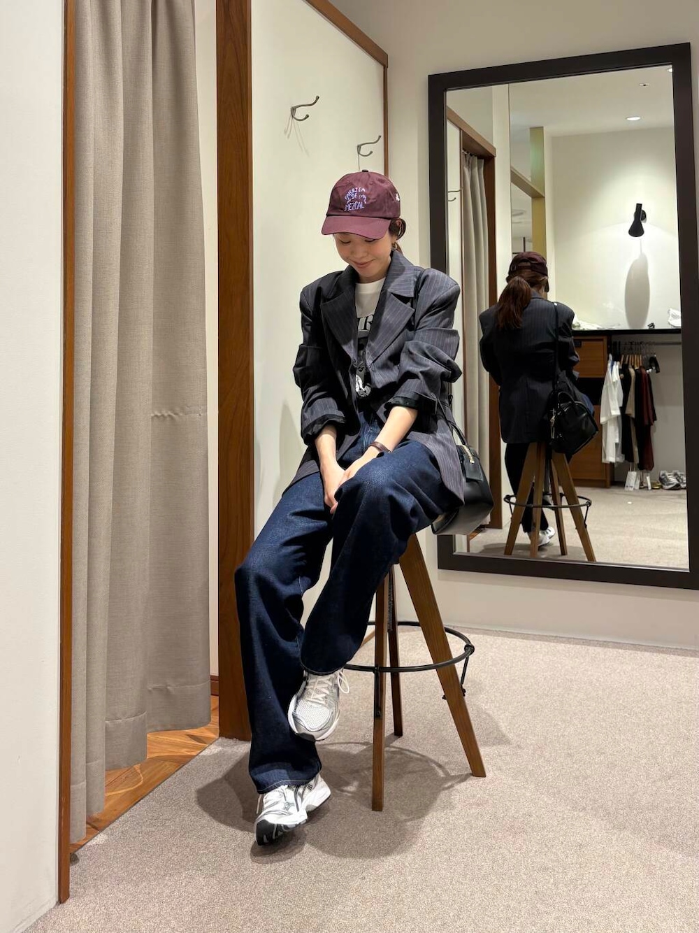 ブラック系のショルダーバッグ、ホワイト系のTシャツ/カットソーを着用したレディースの夏コーディネートの1枚目の写真