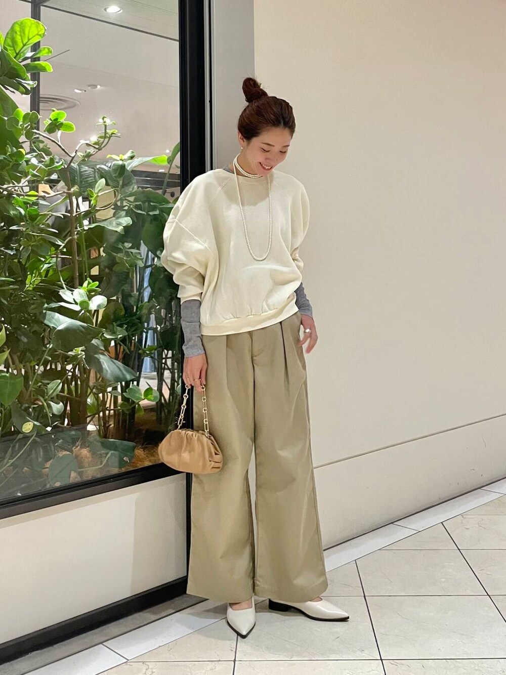 ベージュ系のその他パンツ、ホワイト系のその他シューズ、ホワイト系のTシャツ/カットソーを着用したレディースの秋コーディネートの1枚目の写真