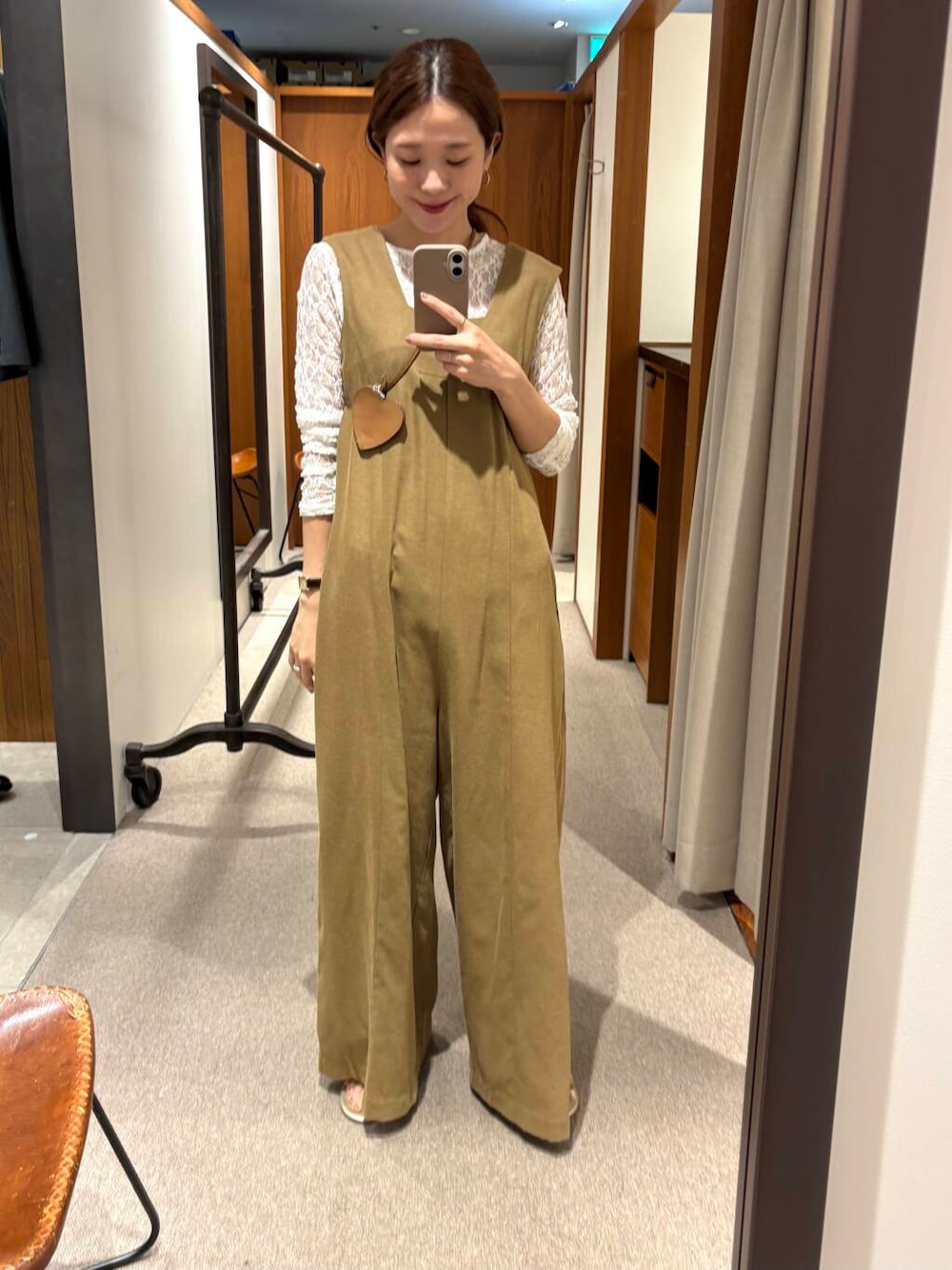 イエロー系のサロペット/オーバーオールを着用したレディースの夏コーディネートの1枚目の写真