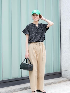 「URBAN RESEARCH（アーバンリサーチ）の『3サイズ展開』ベルト付きタックワイドチノパンツ（チノパンツ、ベージュ系）」を使った、岡本さん（レディース・167cm）の春コーディネート