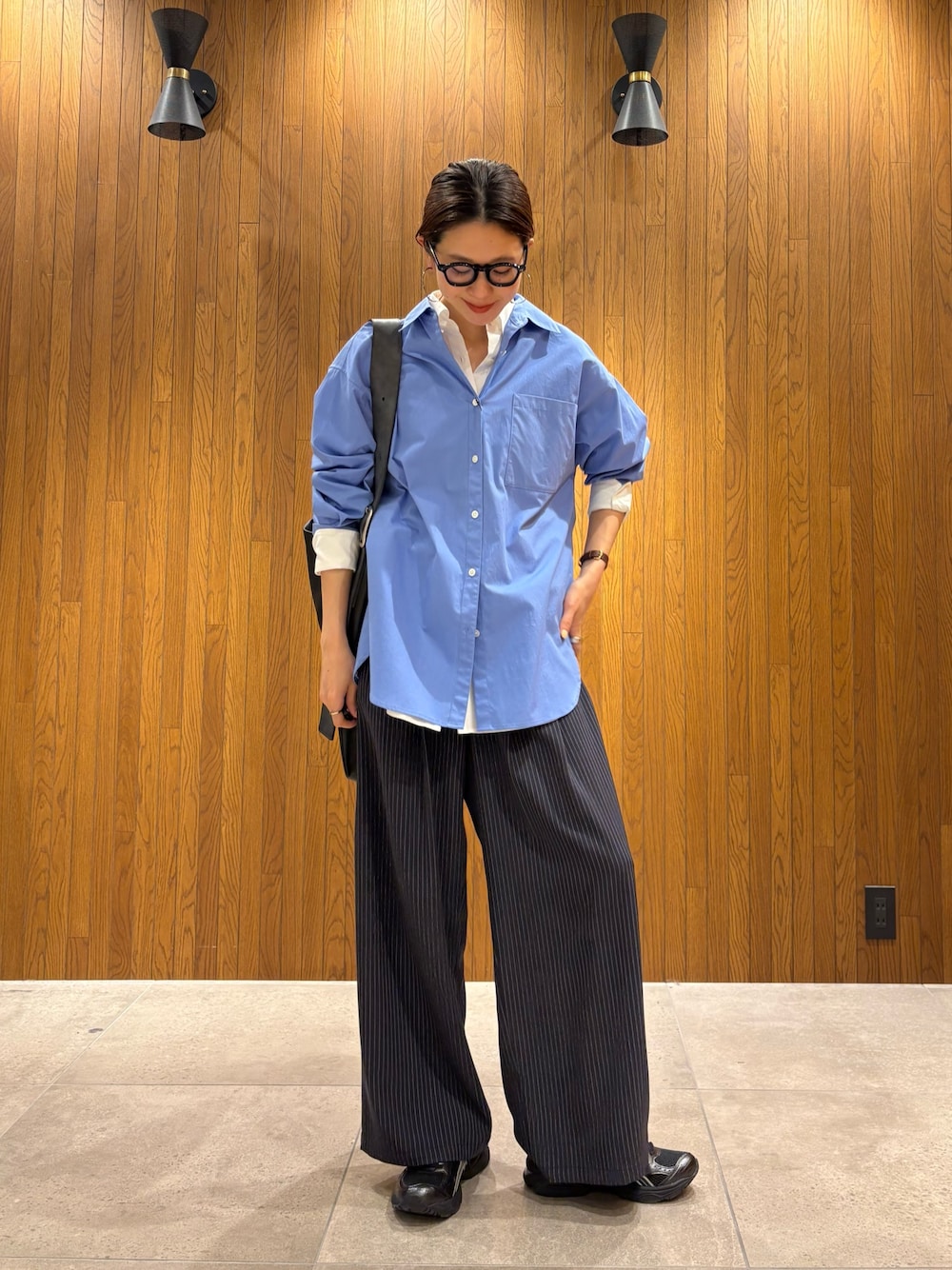 ブルー系のシャツ/ブラウス、ホワイト系のシャツ/ブラウス、その他のその他パンツを着用したレディースの冬コーディネートの1枚目の写真