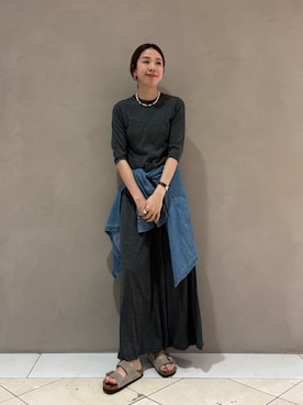 「URBAN RESEARCH（アーバンリサーチ）のnew basic　WASHABLE WOOL FLARE ONE-PIECE（ワンピース、グレー系）」を使った、岡本さん（レディース・167cm）の春コーディネート