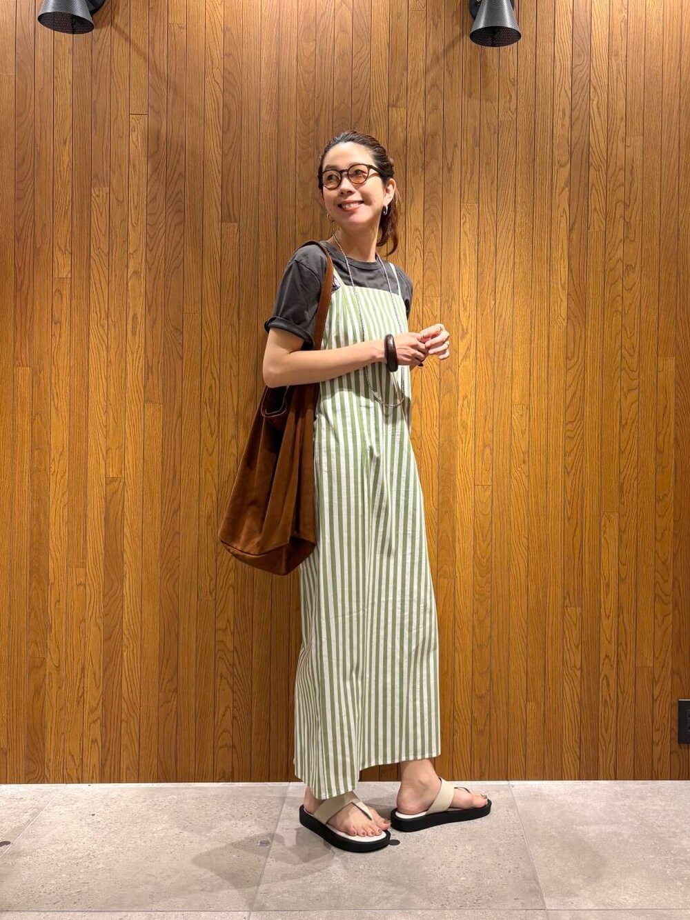 その他のワンピース、ブラウン系のメガネを着用したレディースの夏コーディネートの1枚目の写真