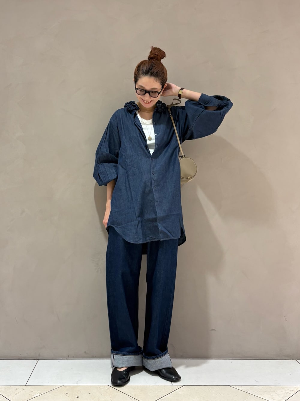 ブルー系のシャツ/ブラウス、ブルー系のデニムパンツ、ホワイト系のタンクトップを着用したレディースの秋コーディネートの1枚目の写真