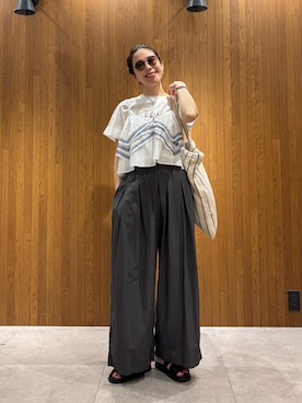 「URBAN RESEARCH（アーバンリサーチ）の『UR TECH』ギャザーワイドパンツ（その他パンツ、グレー系）」を使った、岡本さん（レディース・167cm）の春コーディネート