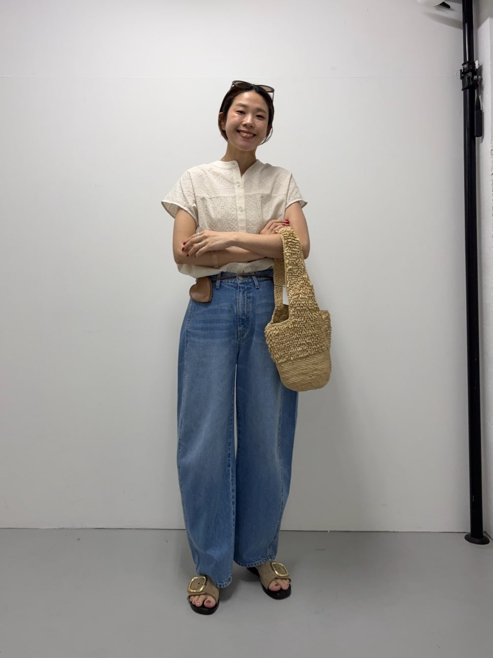 ホワイト系のシャツ/ブラウス、ブルー系のデニムパンツ、ベージュ系のサンダルを着用したレディースの夏コーディネートの1枚目の写真