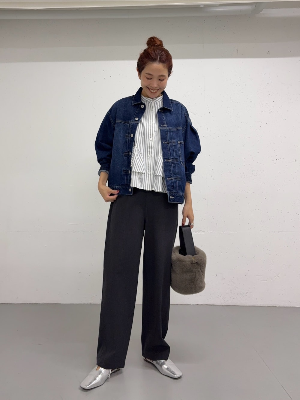 ホワイト系のシャツ/ブラウス、シルバー系のパンプス、ブルー系のデニムジャケットを着用したレディースの夏コーディネートの1枚目の写真