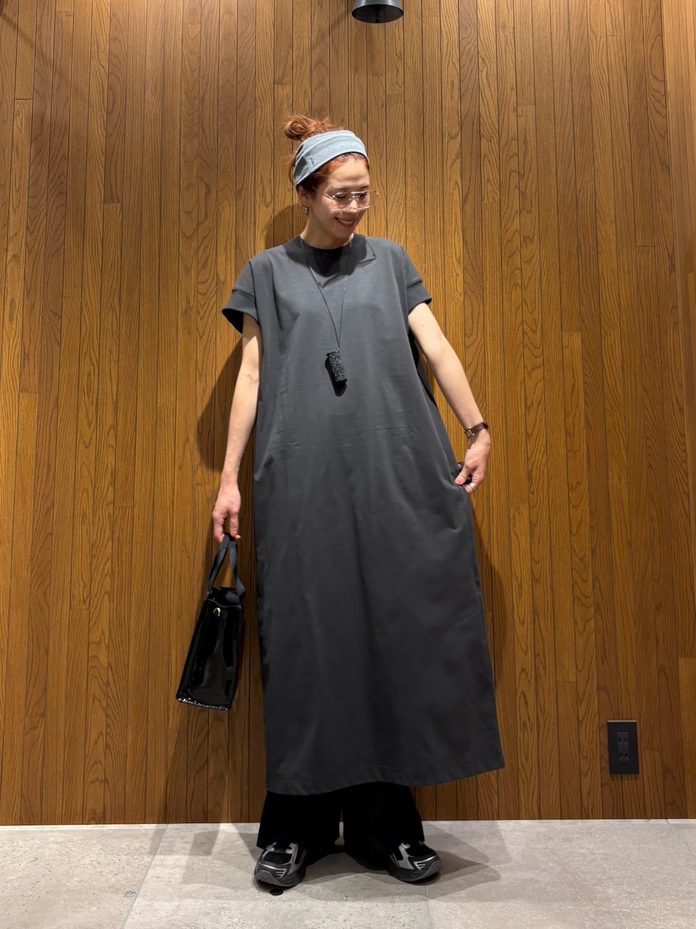 グレー系のワンピース、ブラック系のその他パンツ、ブラック系のスニーカーを着用したレディースの夏コーディネートの1枚目の写真
