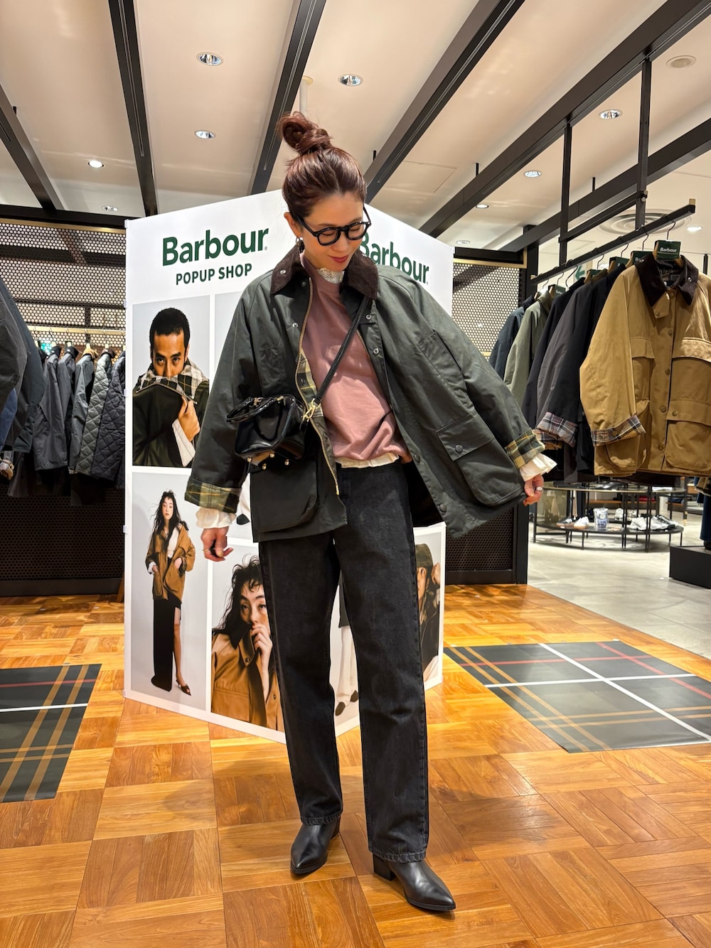 ベージュ系のブーツ、ホワイト系のシャツ/ブラウス、ブラック系のショルダーバッグを着用したレディースの秋コーディネートの1枚目の写真