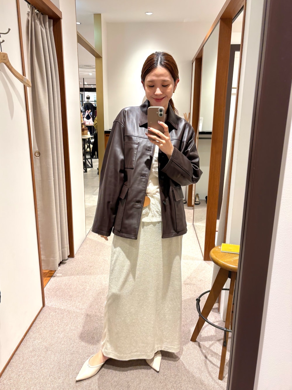 グレー系のスカート、ブラウン系のその他アウターを着用したレディースの夏コーディネートの1枚目の写真