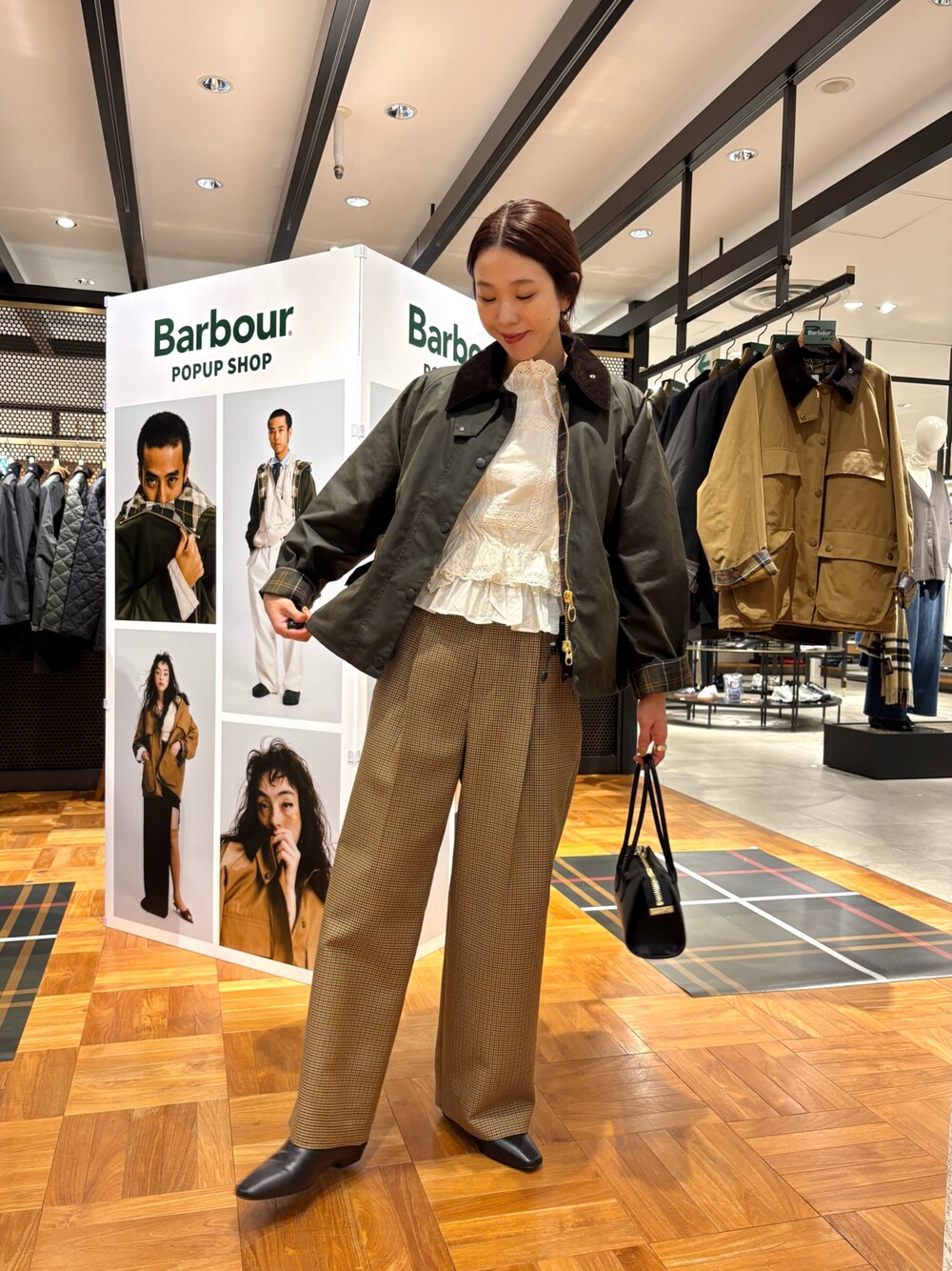 ホワイト系のシャツ/ブラウス、ブラック系のローファー、イエロー系のその他パンツを着用したレディースの秋コーディネートの1枚目の写真