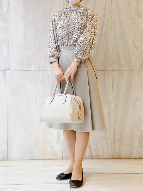 オッジ【美品】小花柄　シャーリングブラウス オッジ【美品】小花柄 シャーリングブラウス - メルカリ