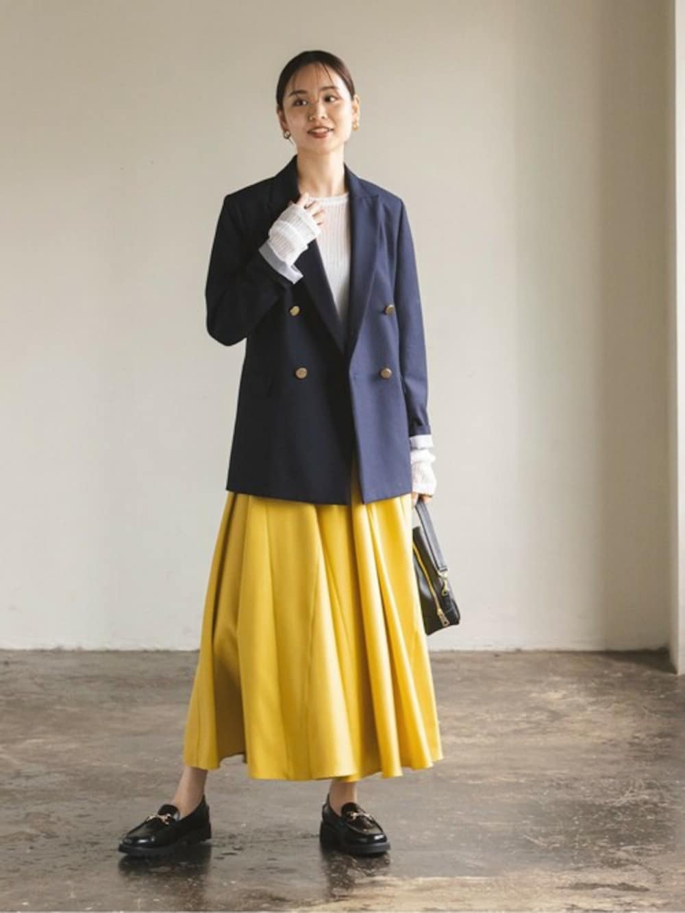 ブルー系のテーラードジャケット、ホワイト系のTシャツ/カットソー、ブラック系のショルダーバッグを着用したレディースの秋コーディネートの1枚目の写真