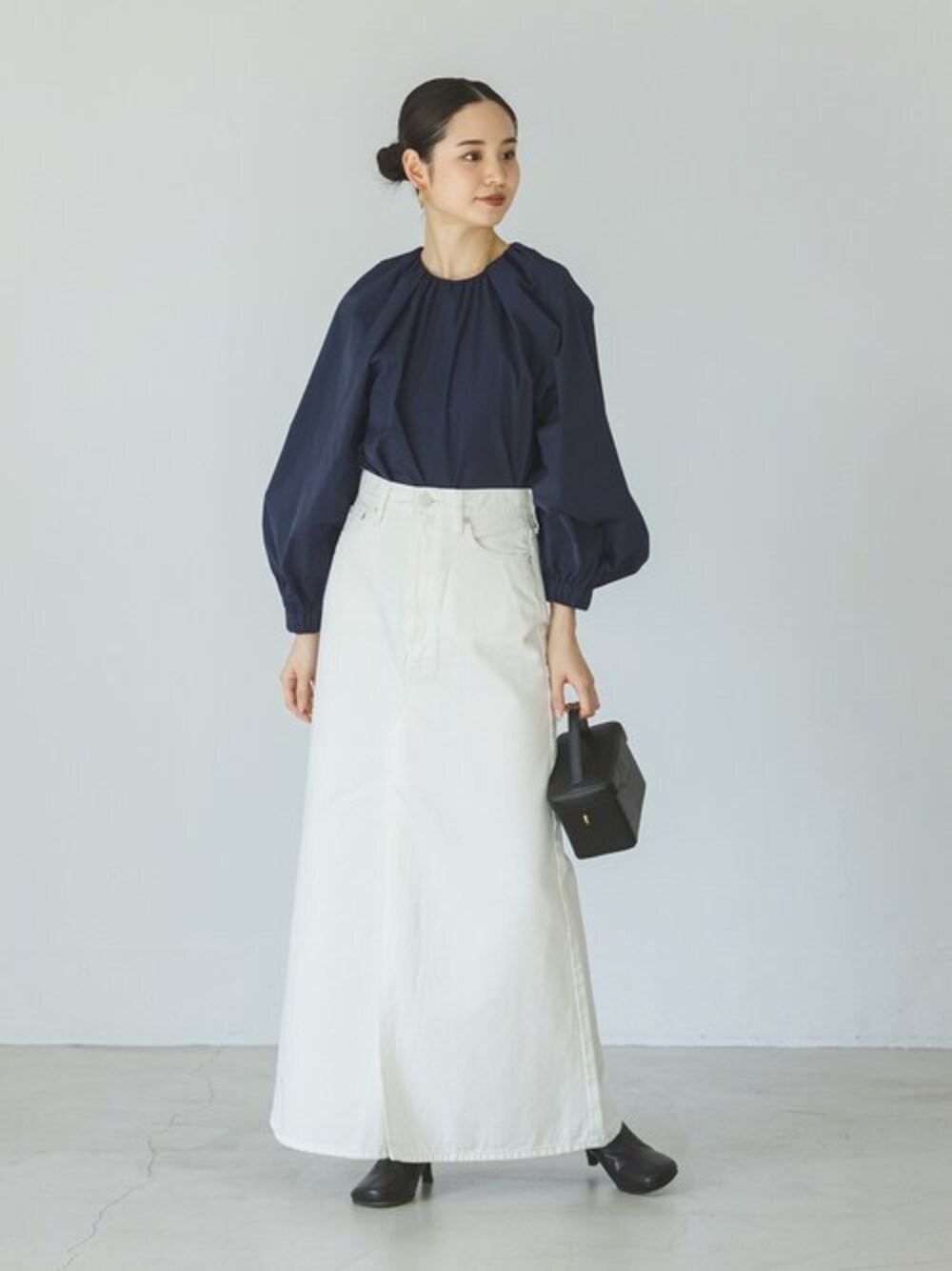 ブルー系のシャツ/ブラウス、ブラック系のショルダーバッグ、ブラック系のブーツを着用したレディースの冬コーディネートの1枚目の写真