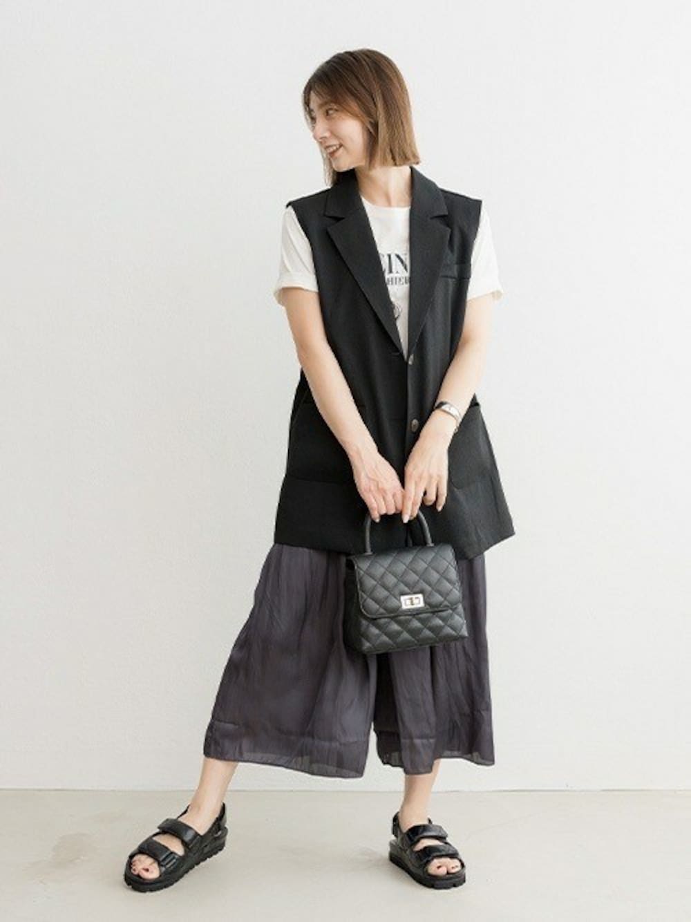 「ZAKKA-BOXのサラッと涼しいジレ（ベスト、ブラック系）」を使った、ZAKKA-BOX officialさん（レディース・163cm）の夏コーディネートの1枚目の写真