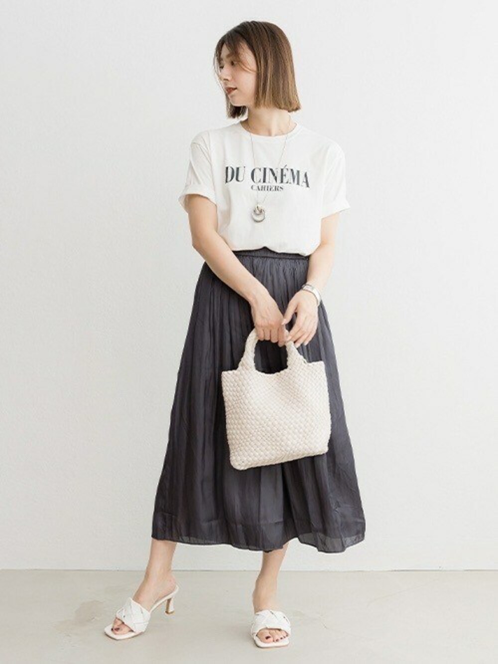 「Tシャツ、大人カジュアル、ワイドパンツ、大人コーデ、夏コーデ、メッシュバッグ、イントレチャート、zakkabox、zakkaboxコーデ」｜「ZAKKA-BOXのCINEMAロゴＴシャツ（Tシャツ/カットソー、ブラック系）」を使った、ZAKKA-BOX officialさん（レディース・163cm）の夏コーディネートの1枚目の写真