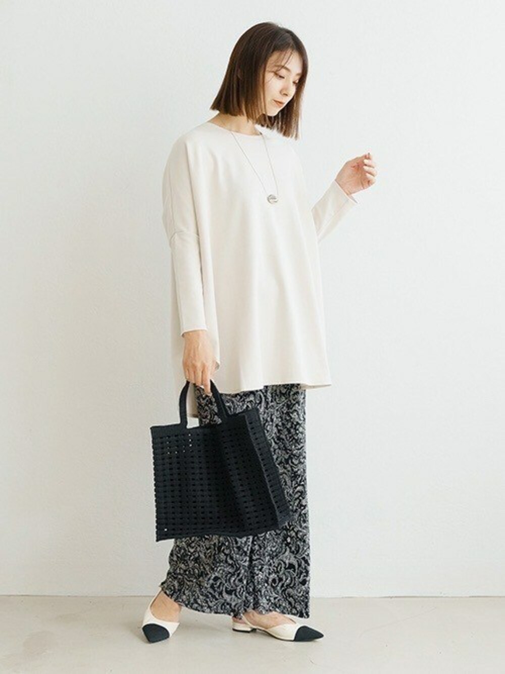 「大人コーデ、リラックススタイル、秋コーデ、zakkabox、zakkaboxコーデ、ザッカボックス」｜「ZAKKA-BOXのポンチョプルオーバー（Tシャツ/カットソー、ホワイト系）」を使った、ZAKKA-BOX officialさん（レディース・163cm）の秋コーディネートの1枚目の写真
