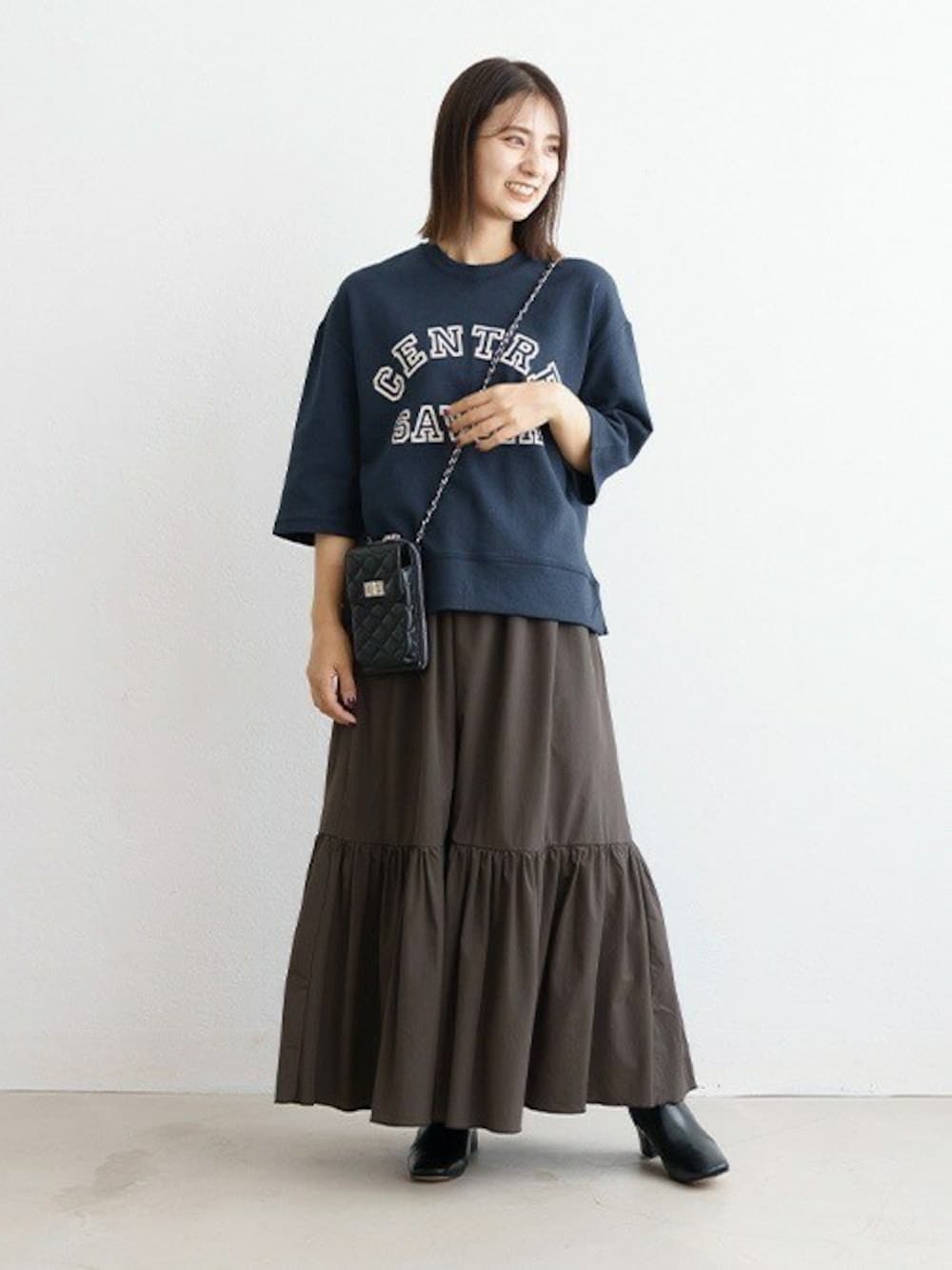「大人カジュアル、秋コーデ、初秋コーデ、zakkabox、zakkaboxコーデ」｜「ZAKKA-BOXのロゴプリント７分袖Tシャツ（Tシャツ/カットソー、ブルー系）」を使った、ZAKKA-BOX officialさん（レディース・163cm）の秋コーディネートの1枚目の写真