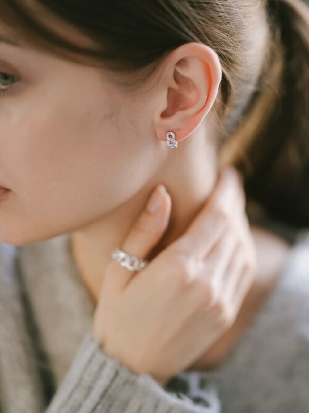 シルバー系のピアス（両耳用）を着用したレディースの冬コーディネートの1枚目の写真