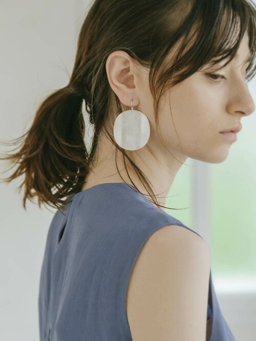 シルバー系のピアス(両耳用)を着用したレディースの春コーディネートの1枚目の写真