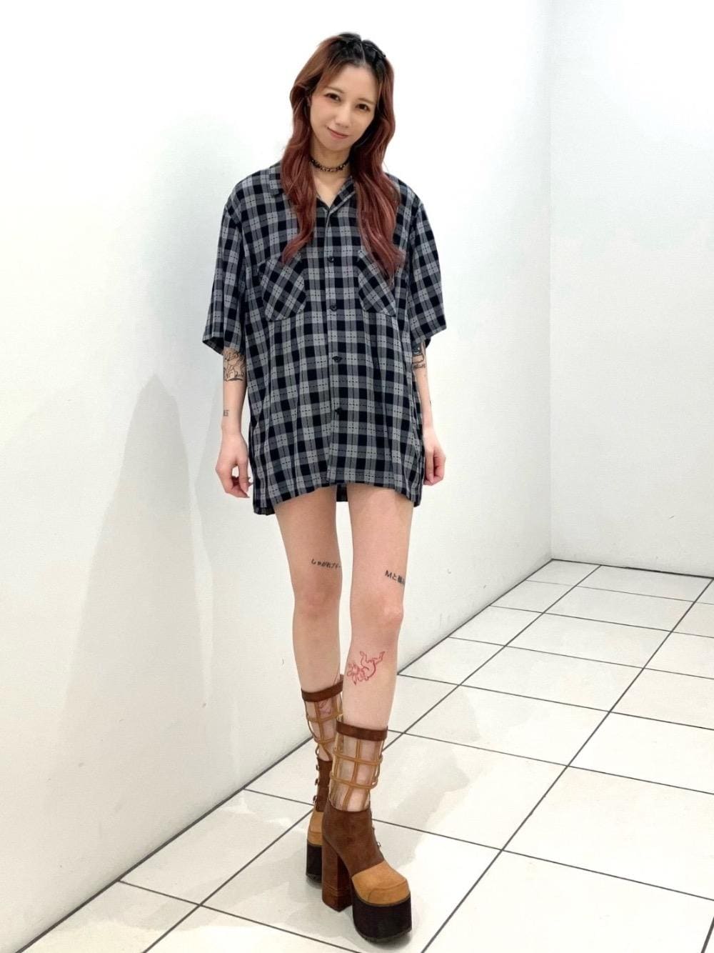 グレー系のシャツ/ブラウス、ブラック系のチョーカーを着用したレディースの春コーディネートの1枚目の写真