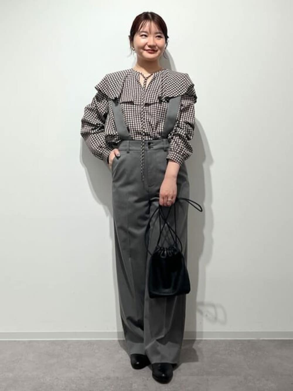 ホワイト系のシャツ/ブラウス、グレー系のその他パンツ、ブラック系のショルダーバッグを着用したレディースの秋コーディネートの1枚目の写真