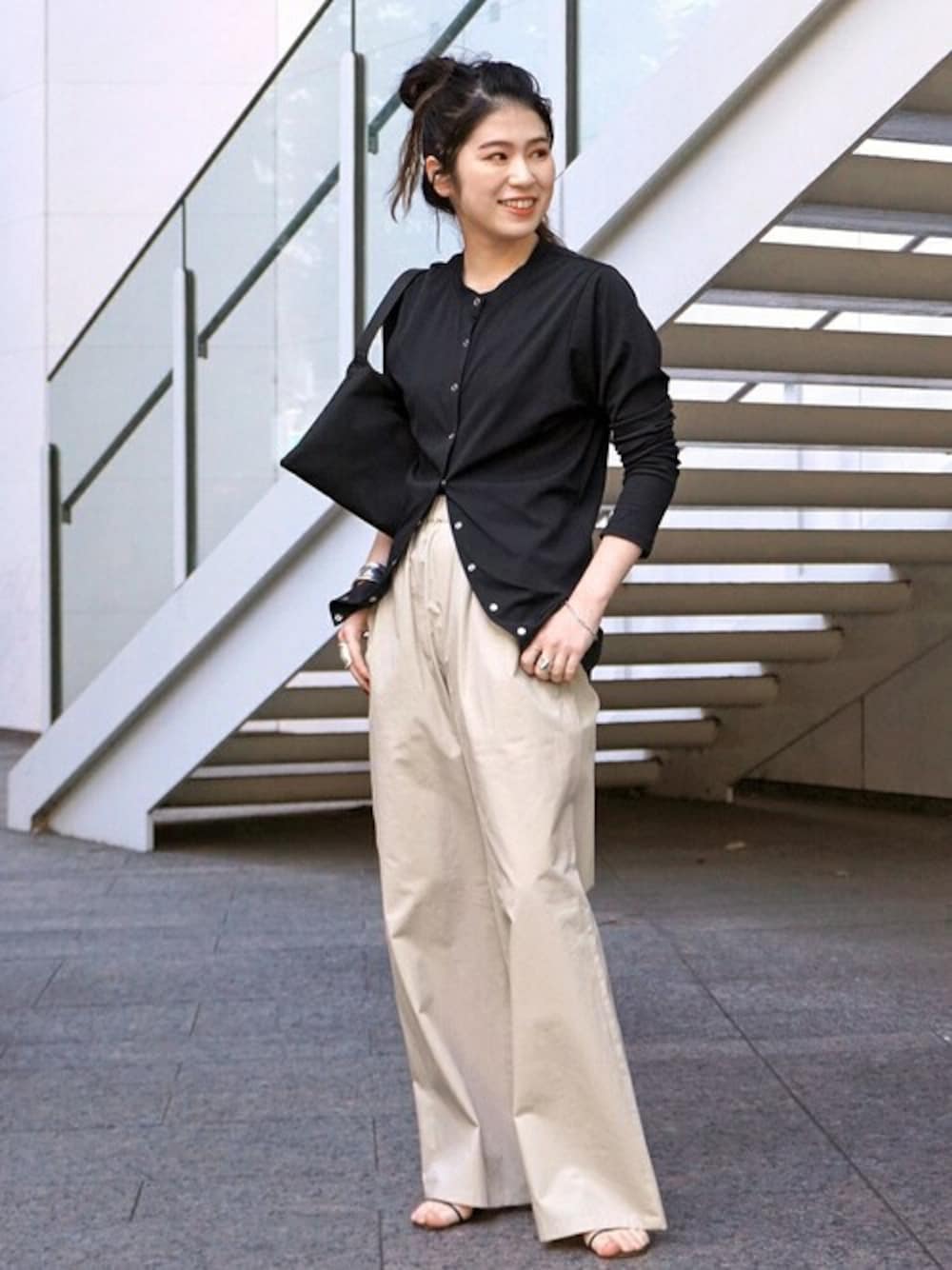 「大人カジュアル、大人コーデ、ワークパンツ、低身長、低身長コーデ、APSTUDIO、エーピーストゥディオ、EVERYDAY I LIKE.」｜「EVERYDAY I LIKE.のコットンナイロンストレートワークパンツ（その他パンツ、ベージュ系）」を使った、OOHIRAさん（レディース・153cm）の夏コーディネートの1枚目の写真