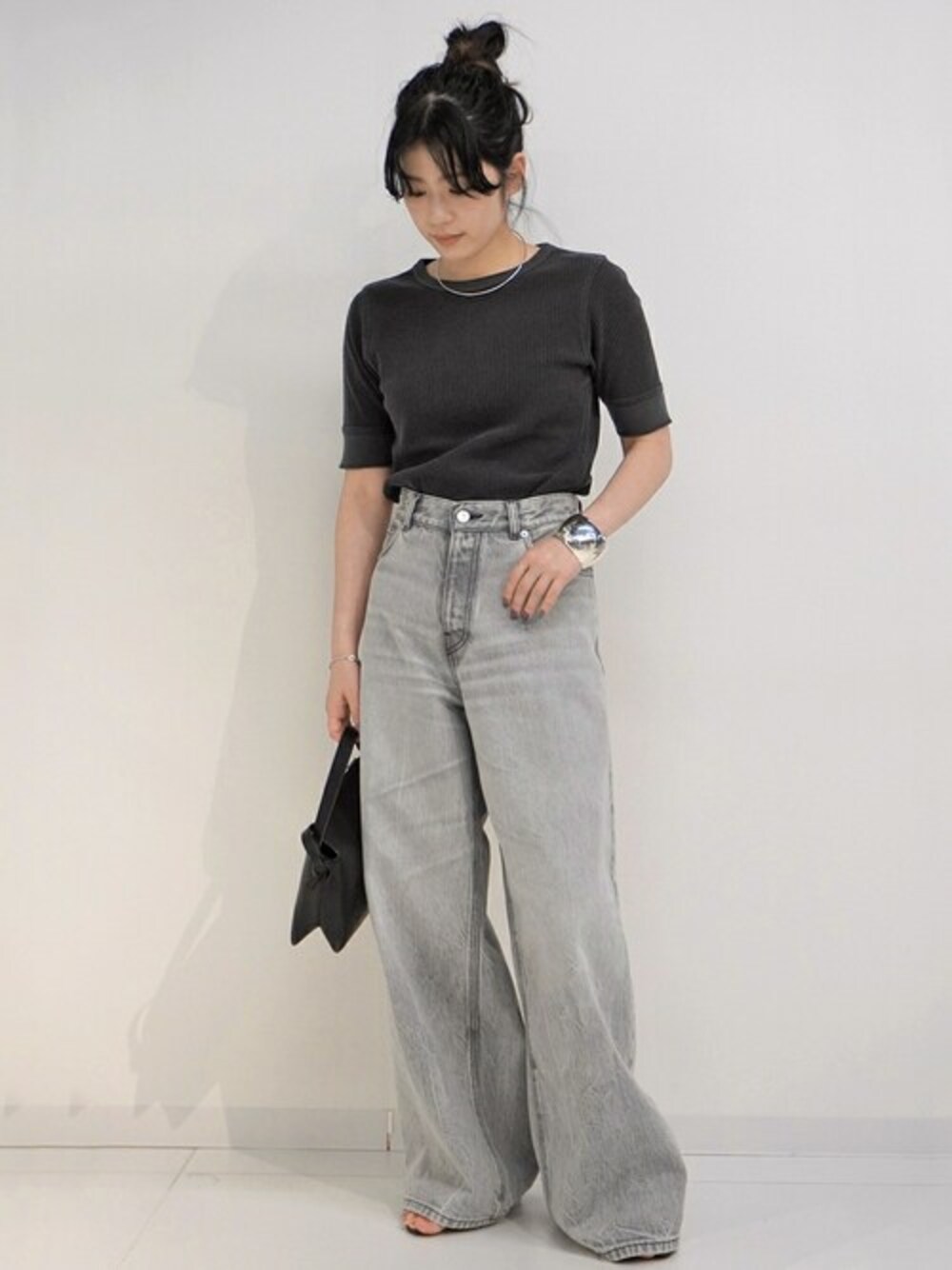 「カットソー、Tシャツ、johnbull、トップス、大人カジュアル、夏コーデ、低身長、低身長コーデ、APSTUDIO、エーピーストゥディオ」｜「Johnbullの【JOHNBULL/ジョンブル】ピグメントTシャツ（Tシャツ/カットソー、ブラック系）」を使った、OOHIRAさん（レディース・153cm）の夏コーディネートの1枚目の写真