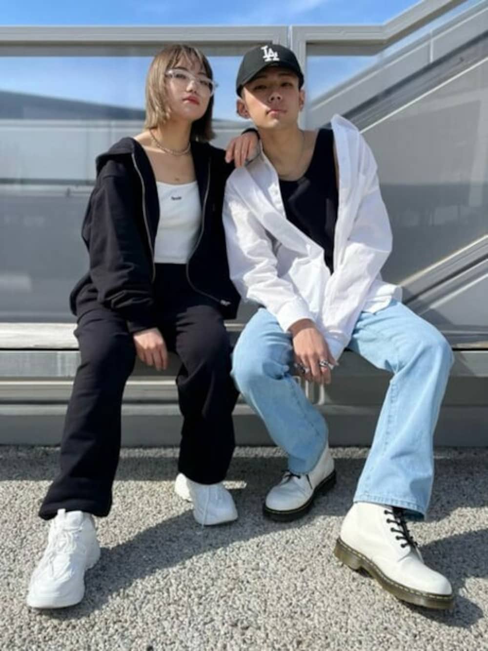「スウェット、デニム、ビッグシルエット、ベーシック、キャップ、ストリート、プチプラ、ユニセックス、春コーデ、シャツスタイル」｜「THE STANDARDのWEGO/BIGシャツ（シャツ/ブラウス、ホワイト系）」を使った、WEGOさん（メンズ・171cm）の春コーディネートの1枚目の写真