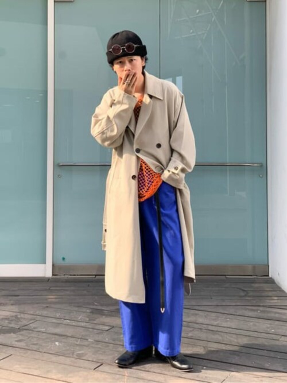 「トレンチコート、ブルー、ニット帽、ストリート、オレンジ、プチプラ、春アウター、春コーデ、プチプラコーデ、春服みてみて」｜「WEGOのWEGO/ルーズチェスターコート（チェスターコート、ベージュ系）」を使った、WEGOさん（メンズ・173cm）の春コーディネートの1枚目の写真