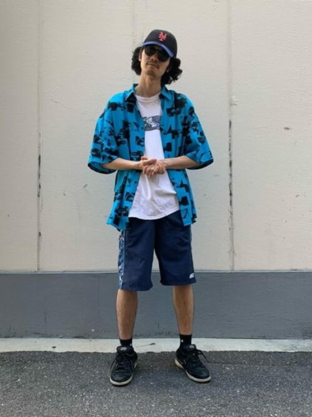 その他のシャツ/ブラウス、その他のキャップ、その他のサングラスを着用したメンズの夏コーディネートの1枚目の写真